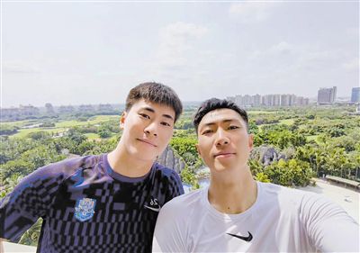 然而,幸运却没有眷顾这只号称永不沉没的“梦之船”,2日后,大船梦魇般撞上冰山,仅仅两小时四十 《泰坦尼克号》重映,你愿意再次登上这艘大船吗 2023-04-04 《泰坦尼克号》4K3D重制版继2012年重映后,再次登陆国内大银幕。